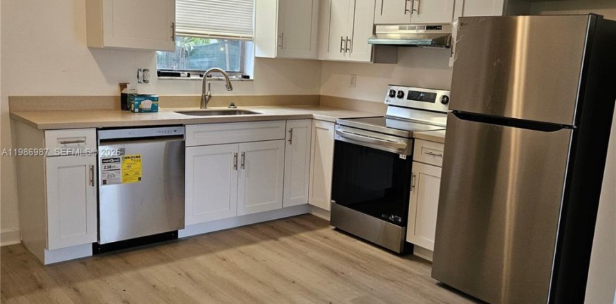 Casa en Hallandale Beach, Florida 3 dormitorios, 212.47 m2 № 2044993