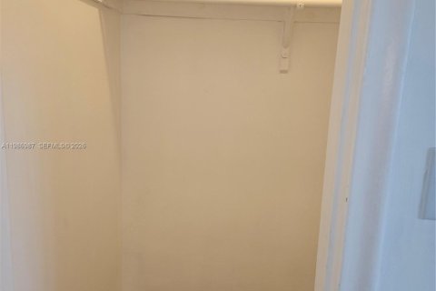 Casa en alquiler en Hallandale Beach, Florida, 3 dormitorios, 212.47 m2 № 2044993 - foto 10