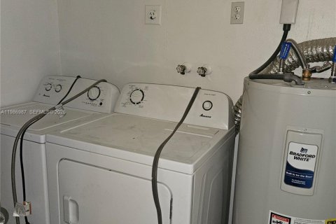 Casa en alquiler en Hallandale Beach, Florida, 3 dormitorios, 212.47 m2 № 2044993 - foto 4