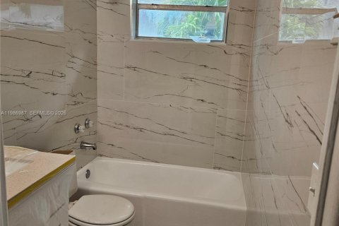 Casa en alquiler en Hallandale Beach, Florida, 3 dormitorios, 212.47 m2 № 2044993 - foto 3