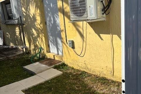 Commercial property in Miami, Florida 1 bedroom, 46.45 sq.m. № 2031014 - photo 3