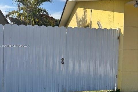 Commercial property in Miami, Florida 1 bedroom, 46.45 sq.m. № 2031014