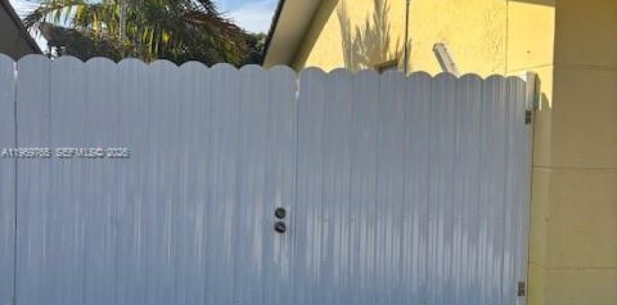 Commercial property in Miami, Florida 1 bedroom, 46.45 sq.m. № 2031014