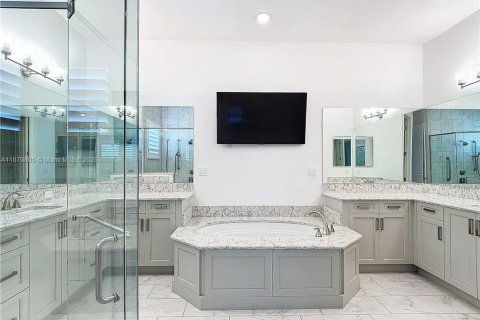 House in Bonita Springs, Florida 3 bedrooms, 311.59 sq.m. № 1931537 - photo 25