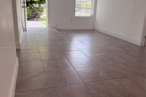 Снять в аренду виллу или дом в Мирамар, Флорида 2 спальни, 172.43м2, № 2065389 - фото 2