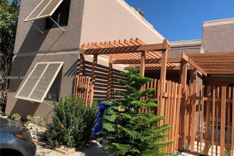 Купить таунхаус в Пемброк-Пайнс, Флорида 3 спальни, 156.63м2, № 2047936 - фото 2