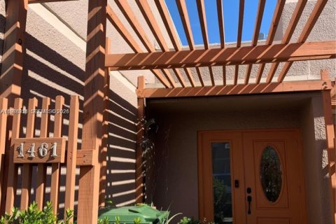 Таунхаус в Пемброк-Пайнс, Флорида 3 спальни, 156.63м2 № 2047936