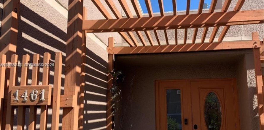 Таунхаус в Пемброк-Пайнс, Флорида 3 спальни, 156.63м2 № 2047936