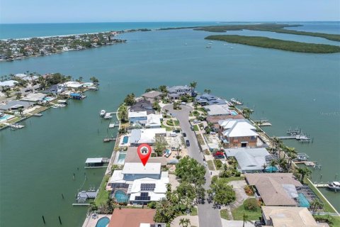 House in Clearwater, Florida 4 bedrooms, 396.23 sq.m. № 1733495 - photo 1
