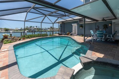 House in Clearwater, Florida 4 bedrooms, 396.23 sq.m. № 1733495 - photo 3