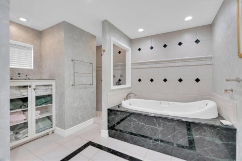 House in Clearwater, Florida 4 bedrooms, 396.23 sq.m. № 1733495 - photo 27