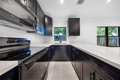 Propiedad comercial en venta en Miami, Florida № 1891399 - foto 6