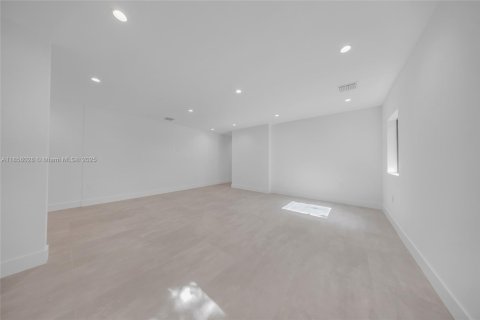 Propiedad comercial en venta en Miami, Florida № 1891399 - foto 24