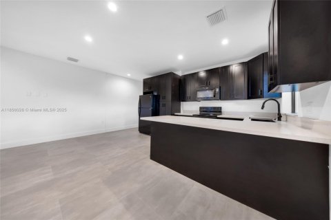Propiedad comercial en venta en Miami, Florida № 1891399 - foto 10