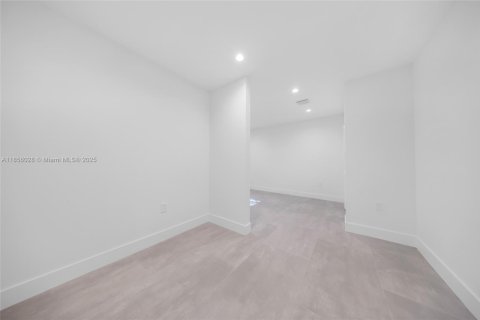 Propiedad comercial en venta en Miami, Florida № 1891399 - foto 25