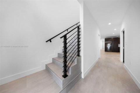 Propiedad comercial en venta en Miami, Florida № 1891399 - foto 11
