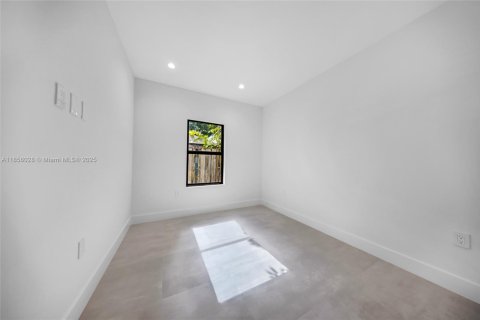 Propiedad comercial en venta en Miami, Florida № 1891399 - foto 14
