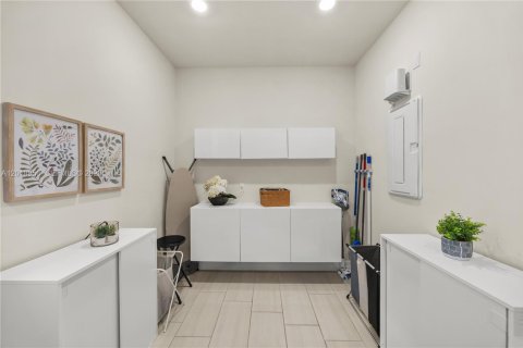Casa en alquiler en Oakland Park, Florida, 3 dormitorios, 232.26 m2 № 2085963 - foto 24