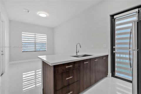 Снять в аренду виллу или дом в Мирамар, Флорида 5 спален, 337.51м2, № 1969329 - фото 18