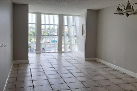 Apartamento en alquiler en Hallandale Beach, Florida, 1 dormitorio, 76.18 m2 № 2010580 - foto 3