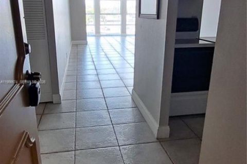 Apartamento en alquiler en Hallandale Beach, Florida, 1 dormitorio, 76.18 m2 № 2010580 - foto 2