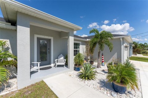 House in Port Charlotte, Florida 3 bedrooms, 152.36 sq.m. № 1900115 - photo 5