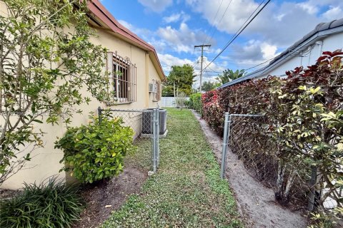 Casa en venta en Miami, Florida, 4 dormitorios, 130.16 m2 № 1993233 - foto 7