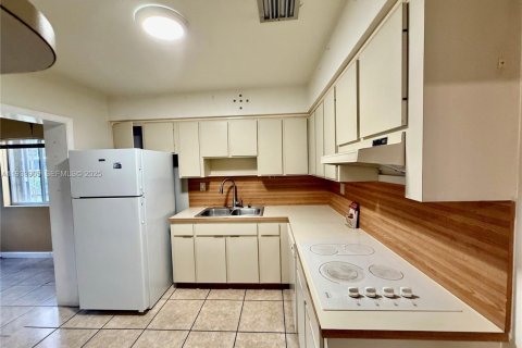 Casa en venta en Miami, Florida, 4 dormitorios, 130.16 m2 № 1993233 - foto 12