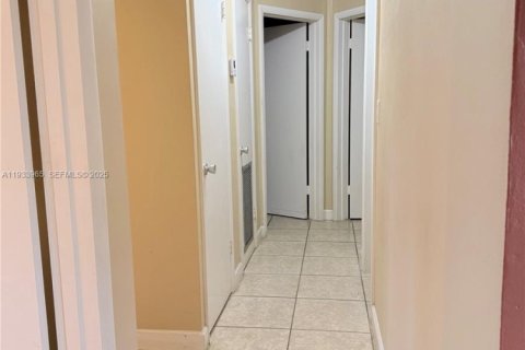 Casa en venta en Miami, Florida, 4 dormitorios, 130.16 m2 № 1993233 - foto 15