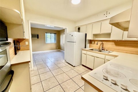 Casa en venta en Miami, Florida, 4 dormitorios, 130.16 m2 № 1993233 - foto 10