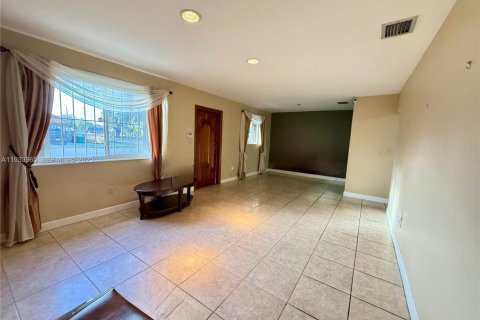 Casa en venta en Miami, Florida, 4 dormitorios, 130.16 m2 № 1993233 - foto 8