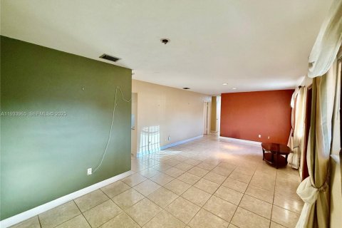 Casa en venta en Miami, Florida, 4 dormitorios, 130.16 m2 № 1993233 - foto 9