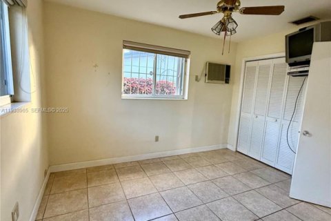 Casa en venta en Miami, Florida, 4 dormitorios, 130.16 m2 № 1993233 - foto 17