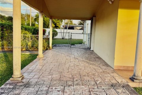 Casa en venta en Miami, Florida, 4 dormitorios, 130.16 m2 № 1993233 - foto 5