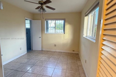 Casa en venta en Miami, Florida, 4 dormitorios, 130.16 m2 № 1993233 - foto 18