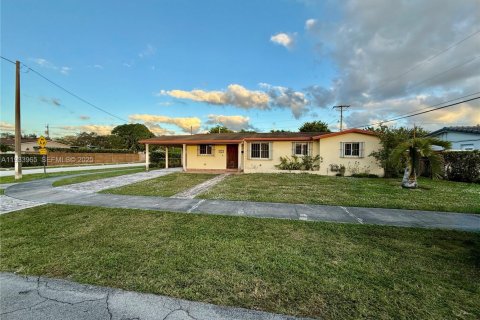 Casa en venta en Miami, Florida, 4 dormitorios, 130.16 m2 № 1993233 - foto 3