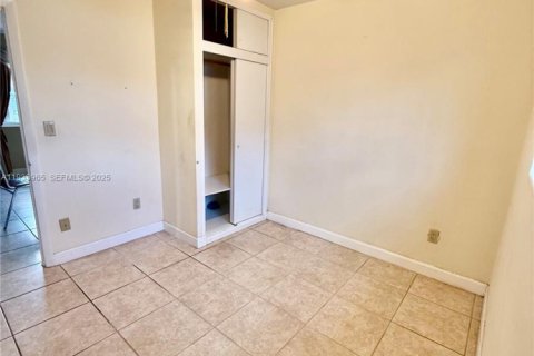 Casa en venta en Miami, Florida, 4 dormitorios, 130.16 m2 № 1993233 - foto 22