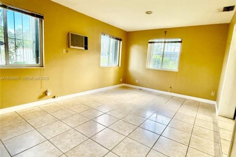 Casa en venta en Miami, Florida, 4 dormitorios, 130.16 m2 № 1993233 - foto 14