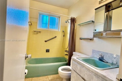 Casa en venta en Miami, Florida, 4 dormitorios, 130.16 m2 № 1993233 - foto 16