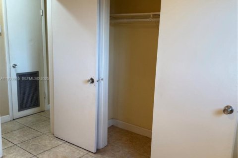 Casa en venta en Miami, Florida, 4 dormitorios, 130.16 m2 № 1993233 - foto 25