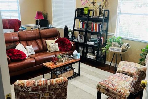 Propiedad comercial en venta en Brandon, Florida, 125.6 m2 № 1858379 - foto 10