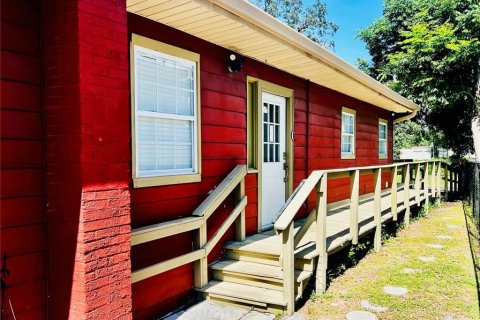 Propiedad comercial en venta en Brandon, Florida, 125.6 m2 № 1858379 - foto 2