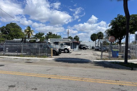 Commercial property in Miami, Florida № 1867931 - photo 1