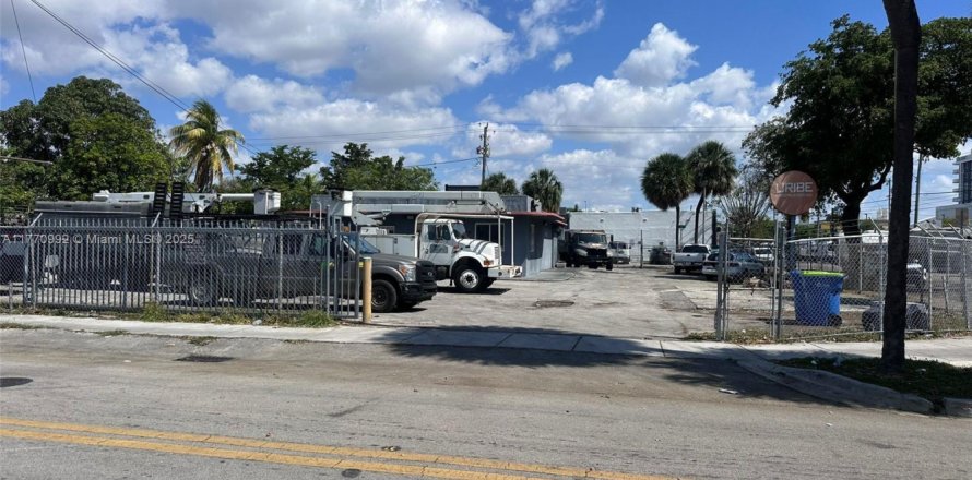 Commercial property in Miami, Florida № 1867931