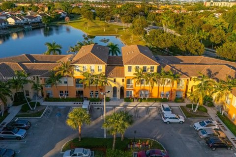 Condo in Miami, Florida, 3 bedrooms  № 1726437 - photo 1
