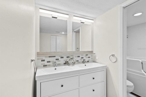 Condo in Clearwater, Florida, 2 bedrooms  № 2232625 - photo 10