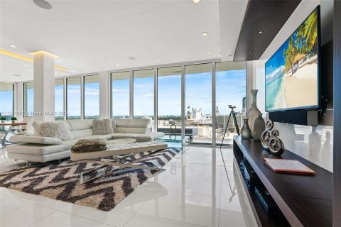 Condo in Miami Beach, Florida, 2 bedrooms  № 2022979 - photo 8