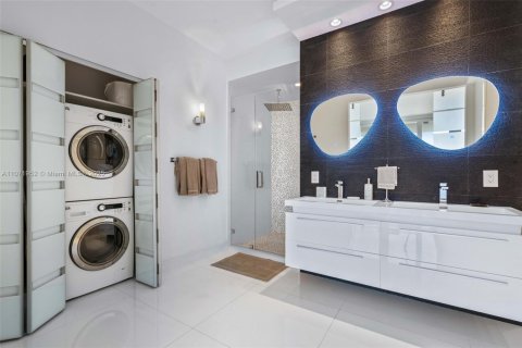 Condo in Miami Beach, Florida, 2 bedrooms  № 2022979 - photo 18