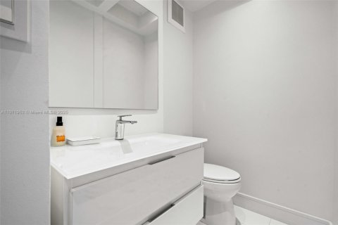 Condo in Miami Beach, Florida, 2 bedrooms  № 2022979 - photo 23