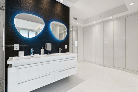 Condo in Miami Beach, Florida, 2 bedrooms  № 2022979 - photo 17